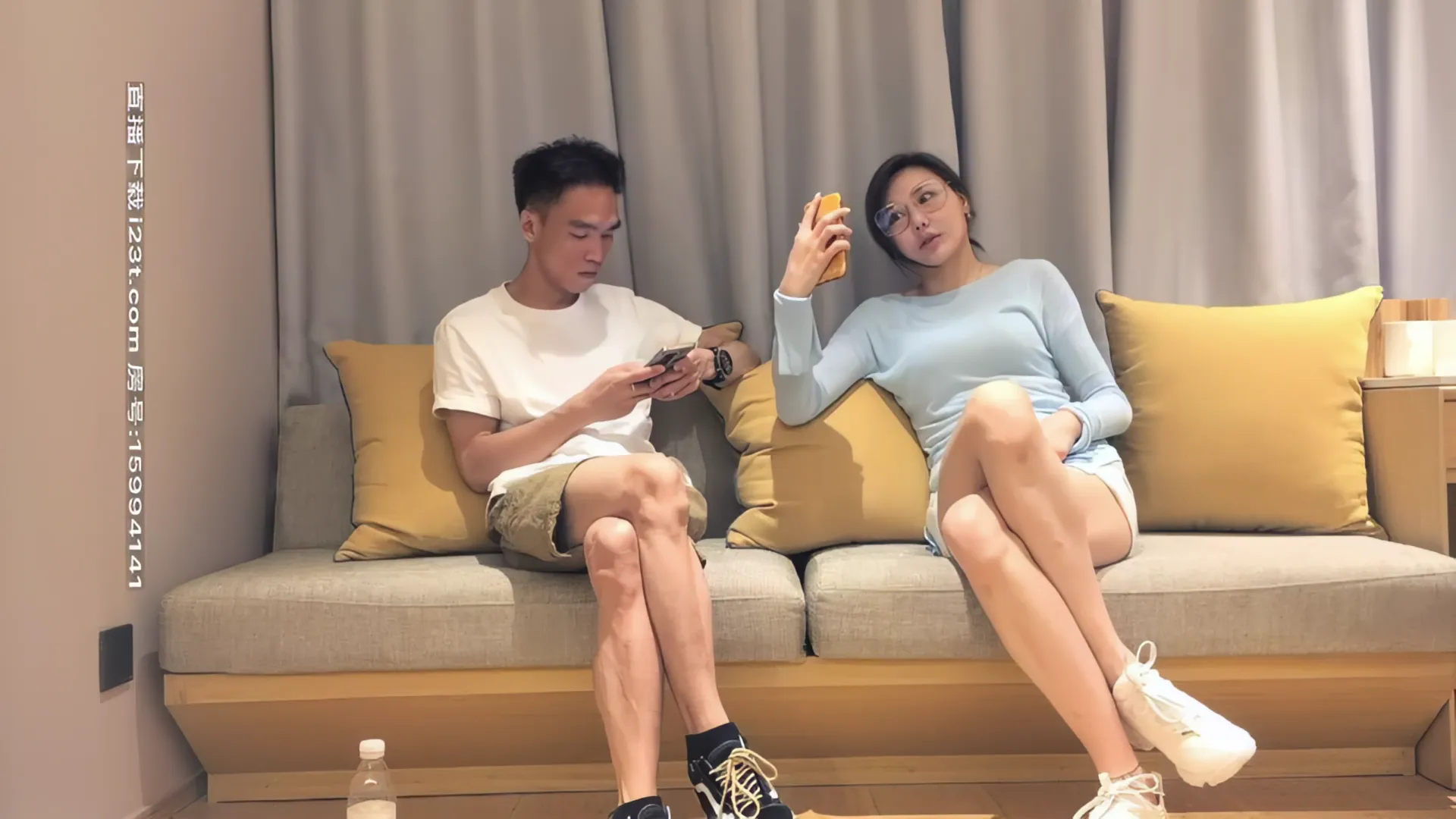 性感花臂纹身眼镜妹子