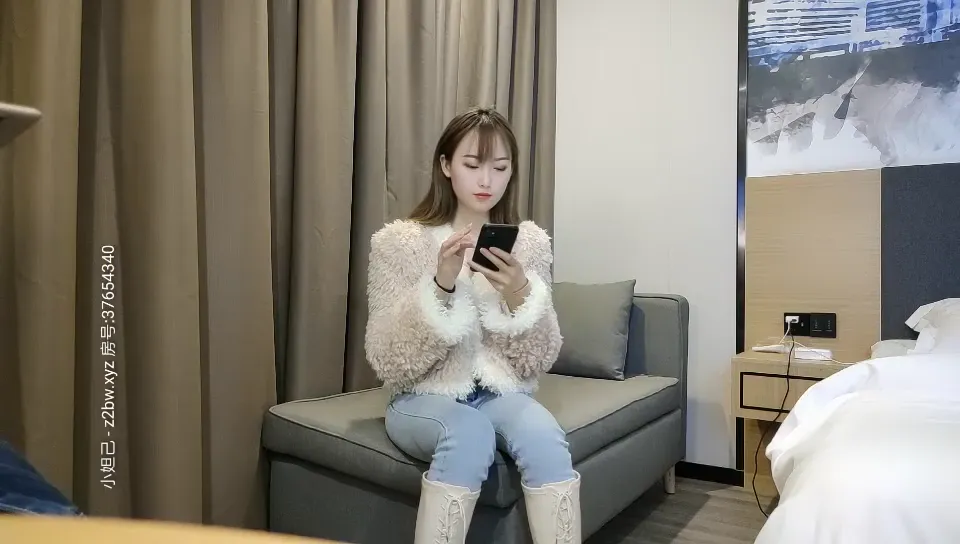 高颜值牛仔裤美模 沙发口交舔屌