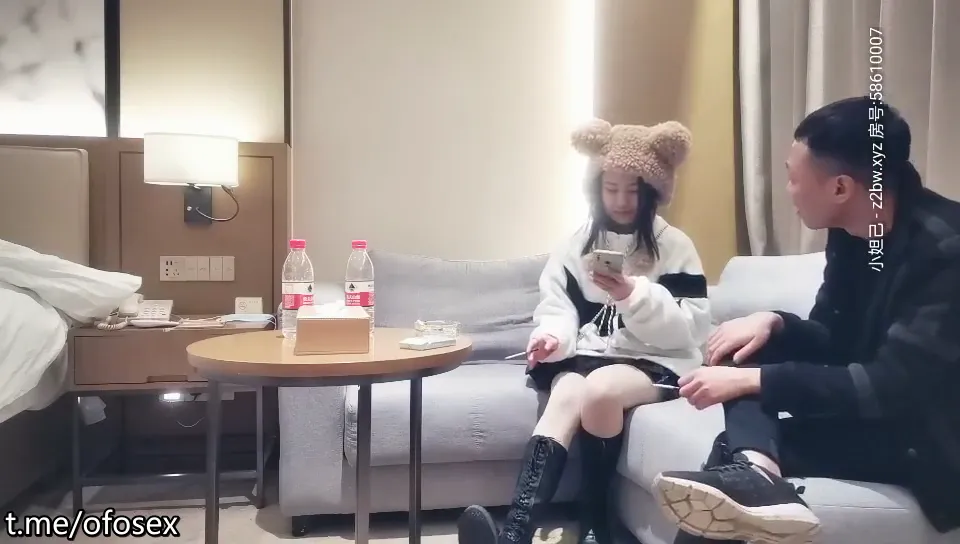 约操小熊帽可爱女孩