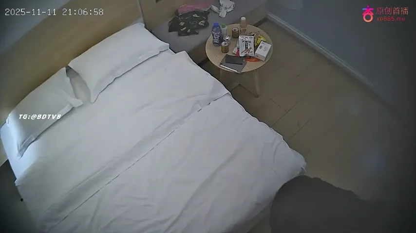 女友主动换上情趣黑丝搭配丝袜挑逗男友