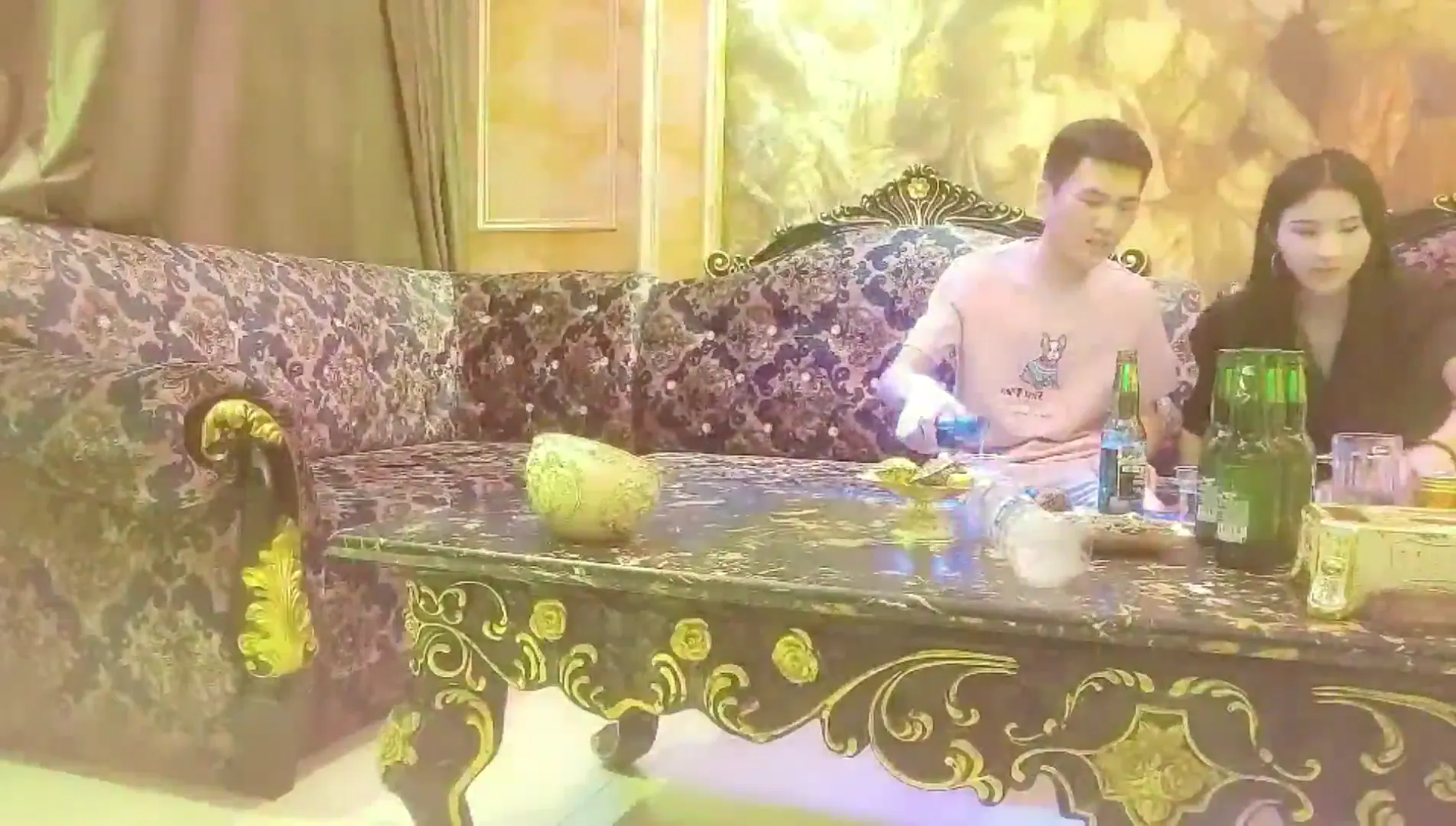 KTV沙发上开操