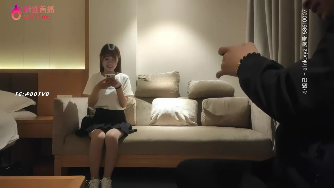 白衣短裙妹
