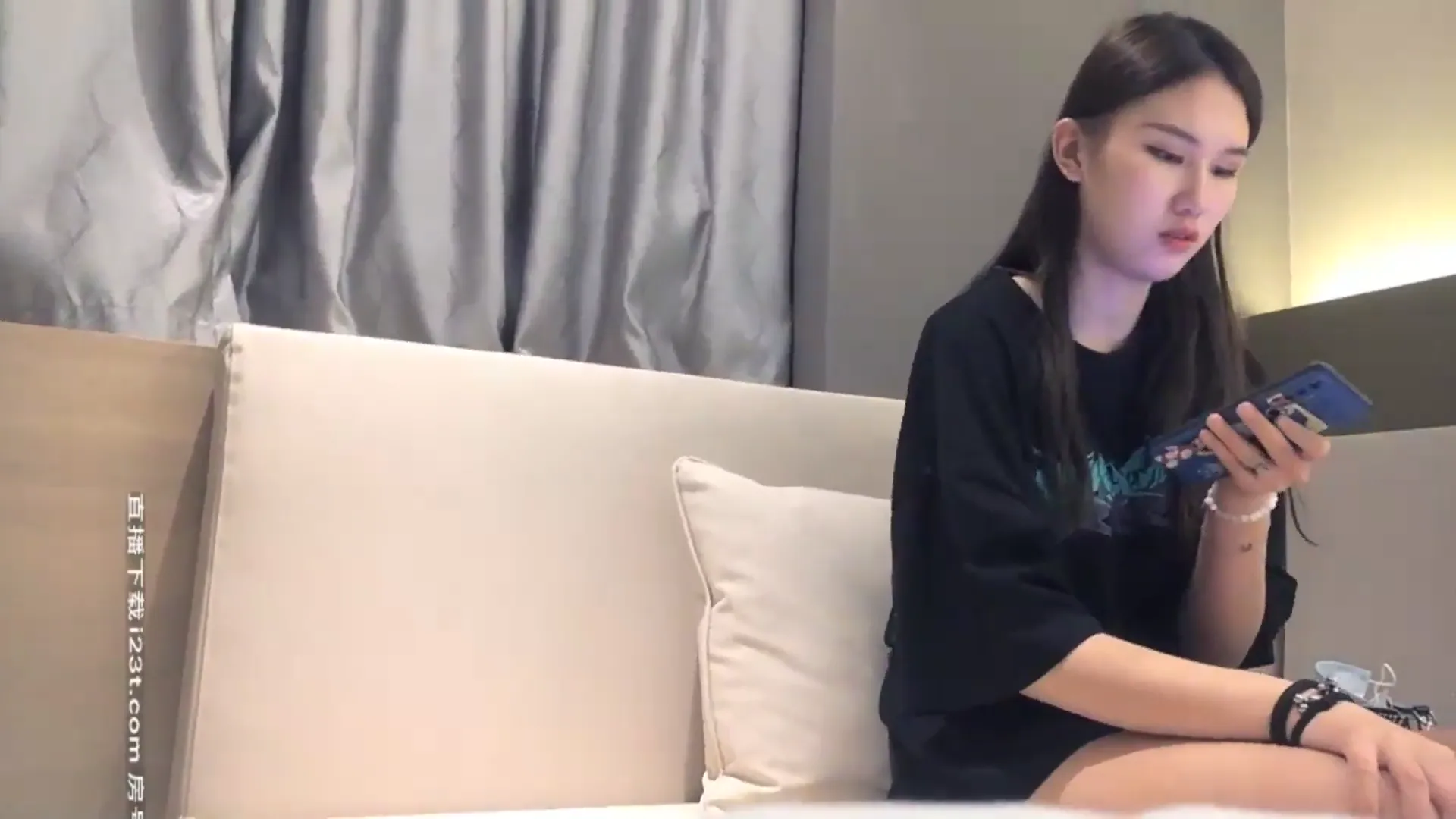 苗条身材，黑衣妹子