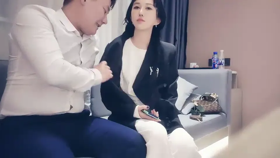 麻花辫极品气质外围美女，高价门票舔奶撸硬，