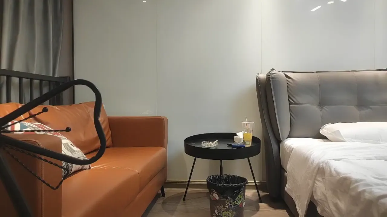 漂亮小姐姐 看着我
