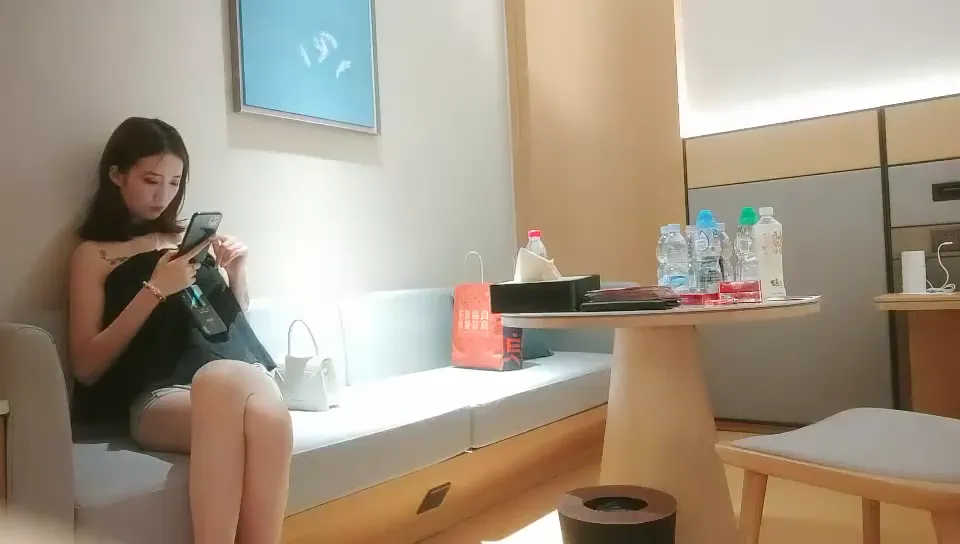 极品短裤母狗 小少妇穿上网袜张开双腿特写