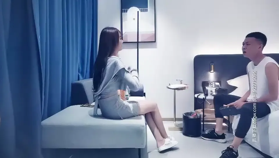 苗条包臀裙妹子骑在身上调情