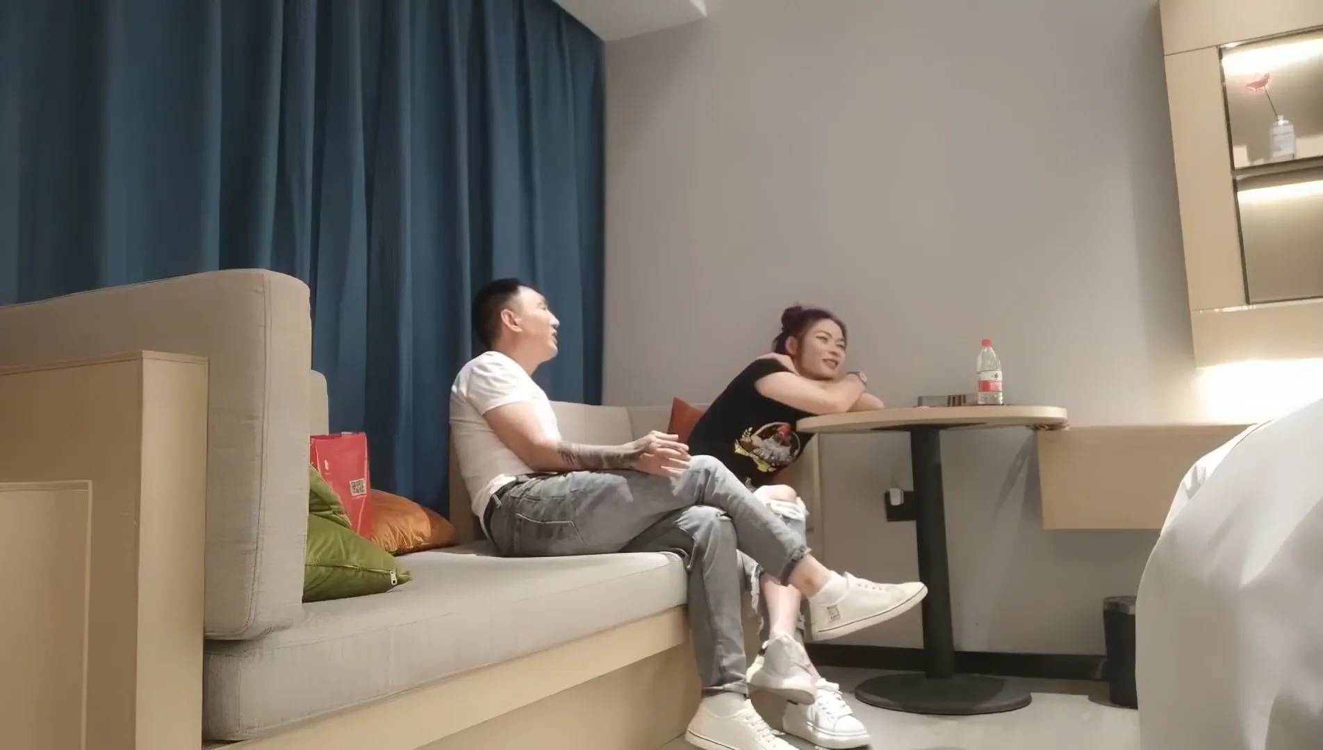 足浴少妇外出开房