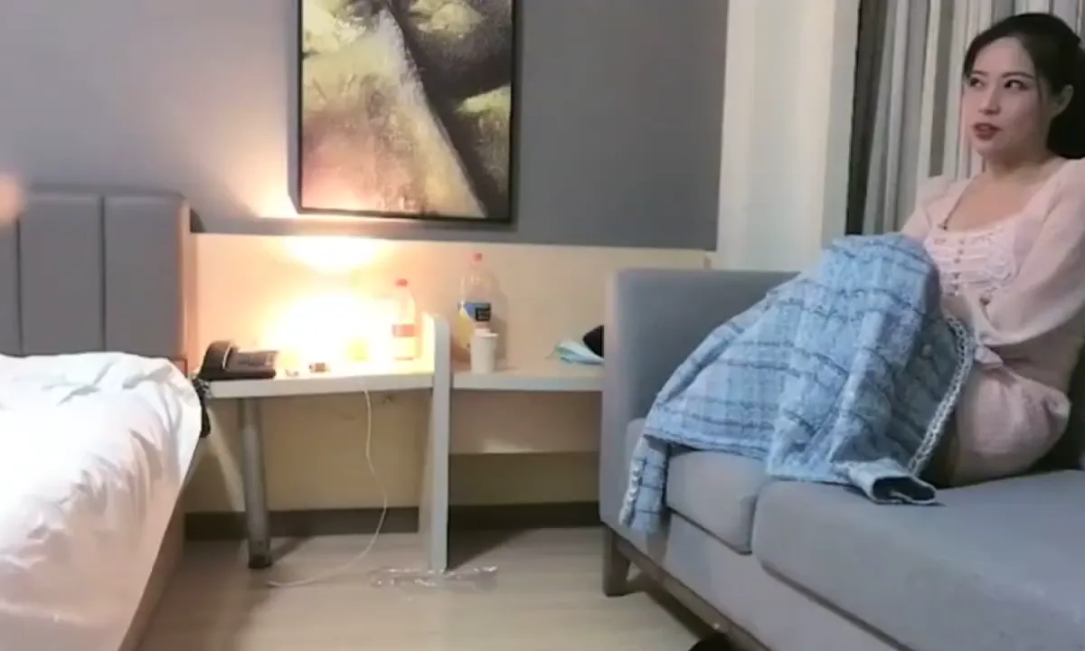 老公戴绿帽淫妻酒店三p少妇