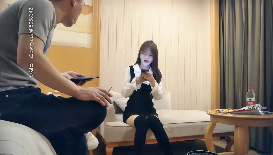 身材苗条的妹子 翘起屁股后入