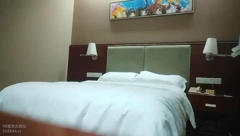 有点文静清纯长腿妹