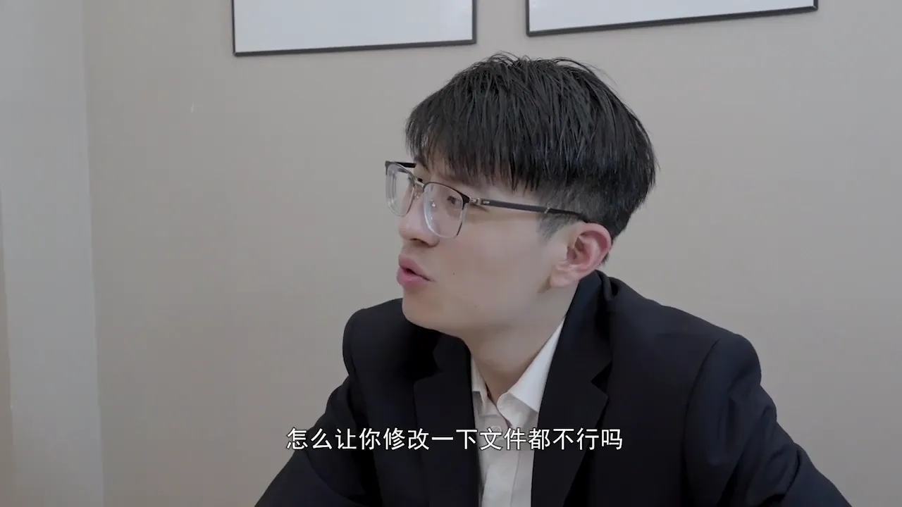 勒索老板偷拍他和长腿车模做爱