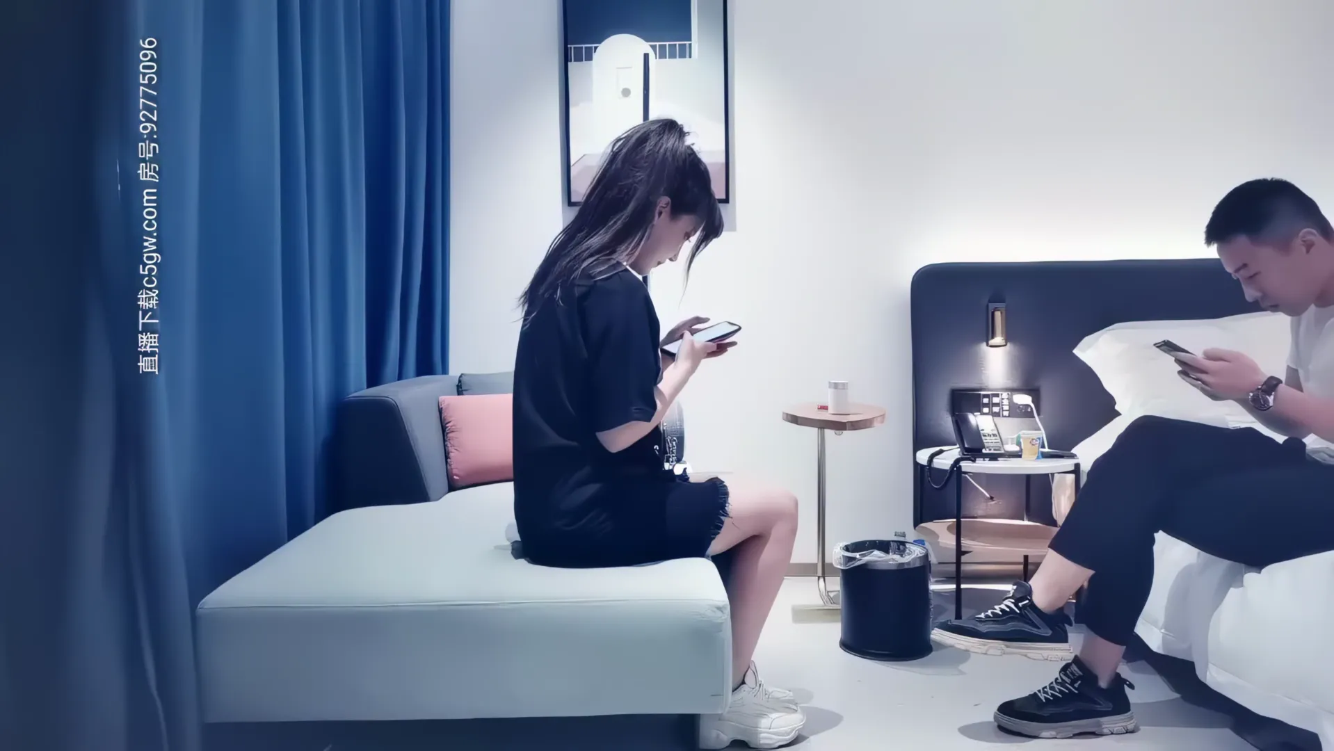 灰色制服翘臀妹