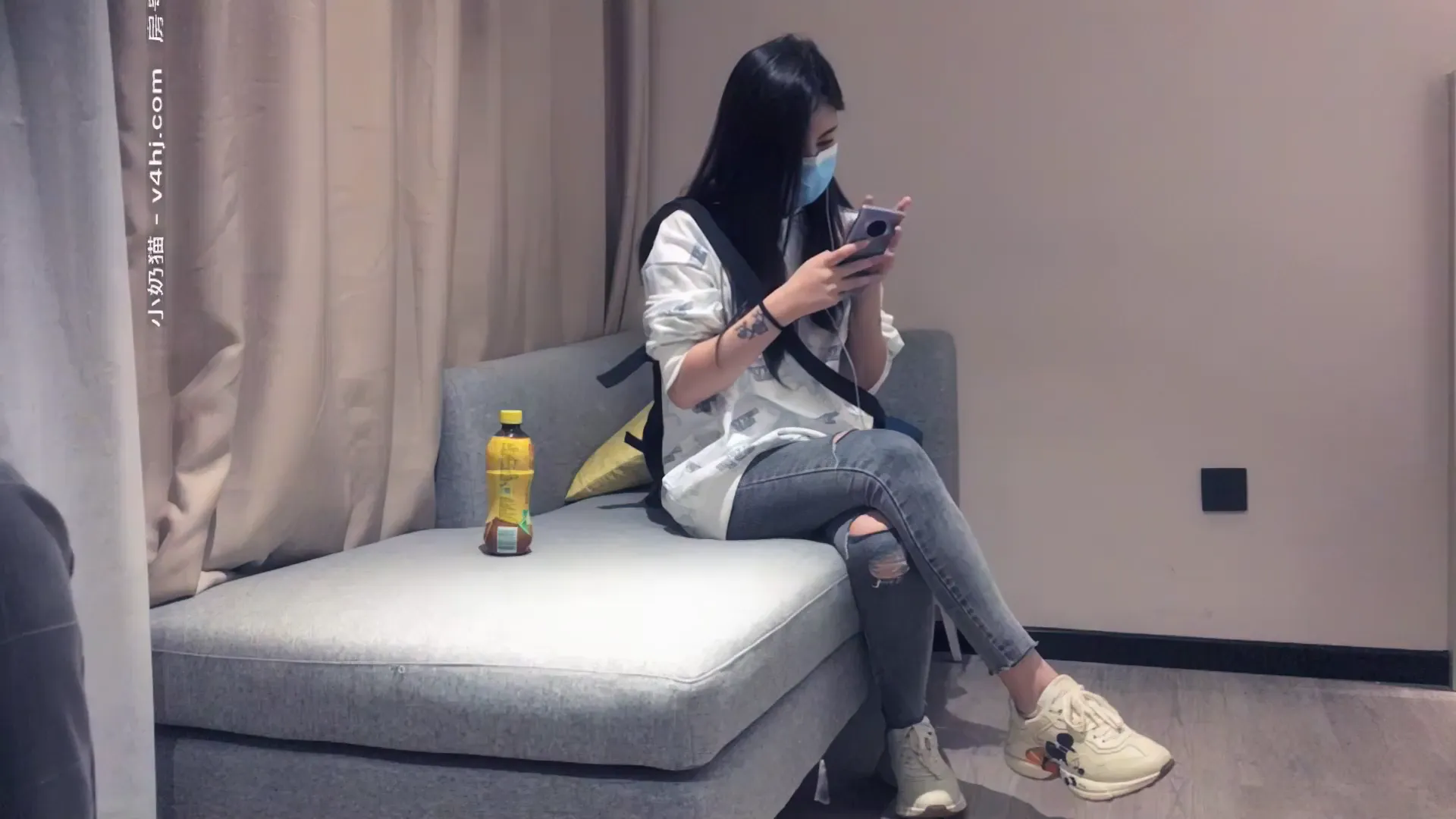 牛仔裤妹子在沙发啪啪