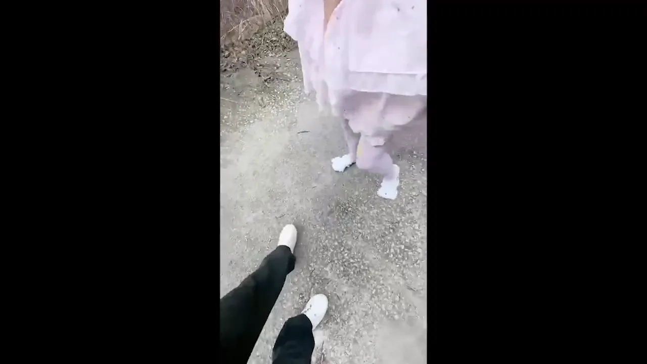 跟女儿楼梯间里做爱 扛着腿抱着干 精液全喷在屁股上 淫荡的呻吟回荡在空地 疯狂的摩擦和拍打声 只为迎合着淫乱的需求