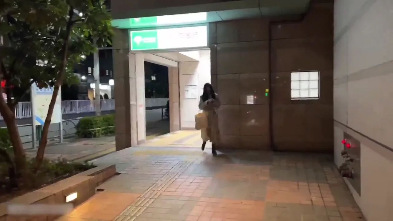 我在一款应用上发现的神秘地下偶像现身了!在她下课回家的路上,我把一大堆精液射进了她的体内!